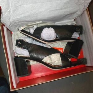 Womans dress shoe size 9 1/2 brand new in box